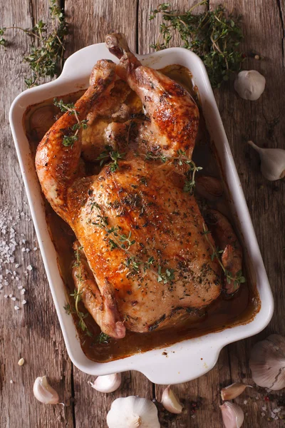 Poulet avec quarante gousses d'ail et ingrédients close-up. Ve — Photo