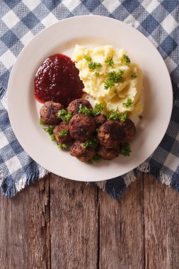 Kızarmış köfte, patates ile İsveç kirazı sosu garnitür. Dikey