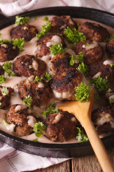 Zweedse gehaktballetjes in een romige bekend saus close-up op een pan. V — Stockfoto