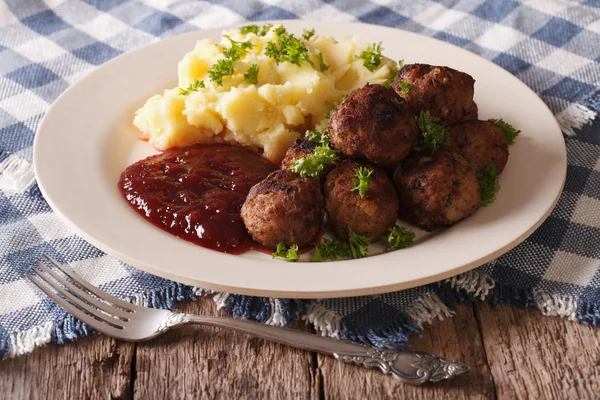 Schwedische Küche: Frikadellen, Preiselbeersoße, Kartoffel-Nahaufnahme. h — Stockfoto