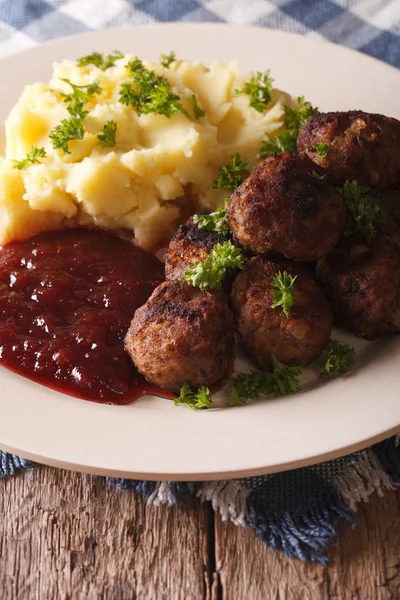 Boulettes de viande frites, sauce aux airelles avec garniture de pommes de terre close-up . — Photo