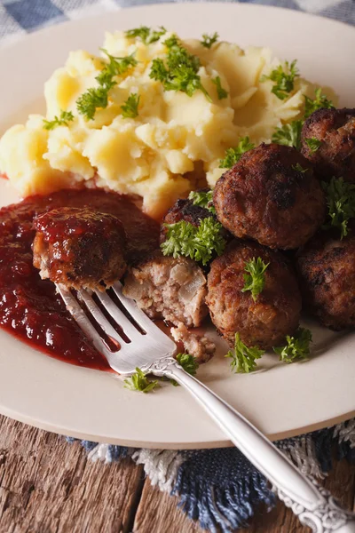 Nourriture suédoise : boulettes de viande kottbullar, sauce aux airelles et purée — Photo