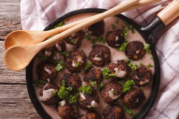 Gehaktballetjes met romige berry saus close-up op een koekenpan. HORIZ — Stockfoto