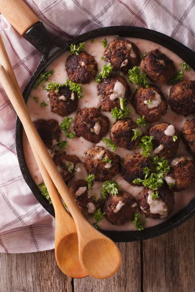 Gehaktballetjes met romige berry saus close-up op een koekenpan. Verti — Stockfoto