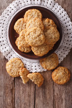 Ev yapımı Avustralyalı Anzak bisküvi bir plaka üzerine kapatın. dikey