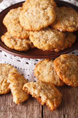 Avustralyalı Anzak bisküvi bir plaka üzerine kapatın. Dikey