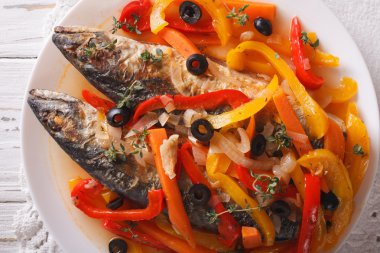 Escabeche uskumru balık sebze yakın çekim ile. Yatay 