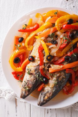 Escabeche uskumru balık sebze yakın çekim ile. dikey olarak