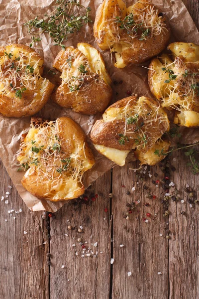 Crash hot potatoes with thyme close-up. Vertical top view — Stock Photo, Image