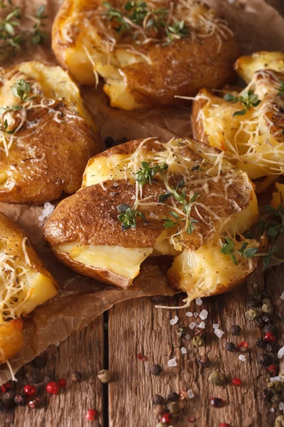 Batatas quentes assadas australianas com tomilho close-up. Vertica — Fotografia de Stock