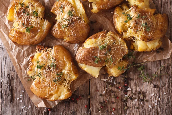 Leckere heiße gebackene neue Kartoffeln mit Thymian in Nahaufnahme. horizontal oben v — Stockfoto