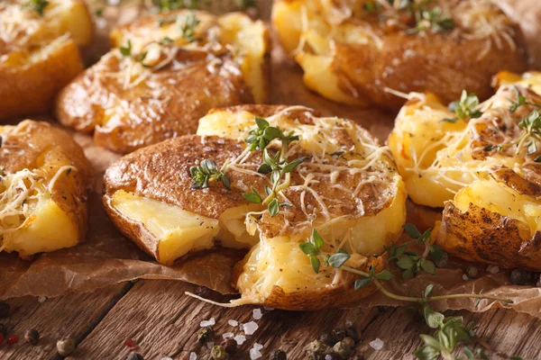 Batatas quentes assadas australianas com tomilho close-up. horizonte — Fotografia de Stock