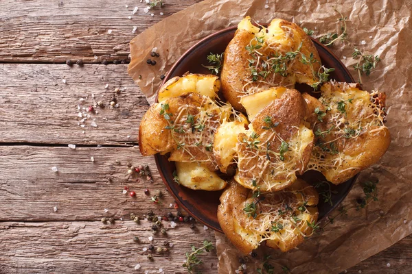 Bater batatas quentes com tomilho em um prato de close-up. horizontal para — Fotografia de Stock