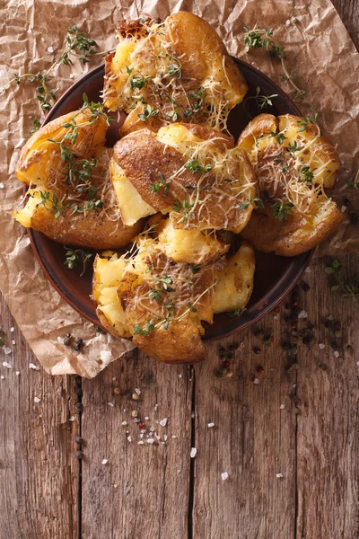 Heiße Kartoffeln mit Thymian auf einem Teller in Großaufnahme aufschlagen. vertikale Spitze — Stockfoto