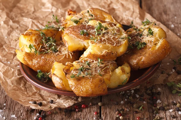 Batatas quentes de acidente saboroso com tomilho e queijo close-up em um pla — Fotografia de Stock