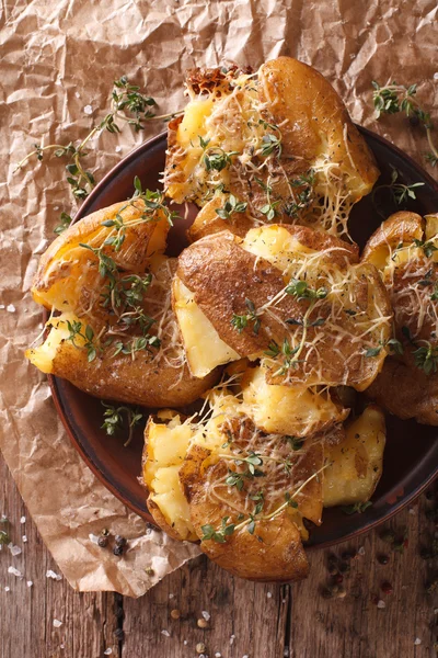 Australiano nuevo accidente de patatas calientes con tomillo y queso de cerca —  Fotos de Stock