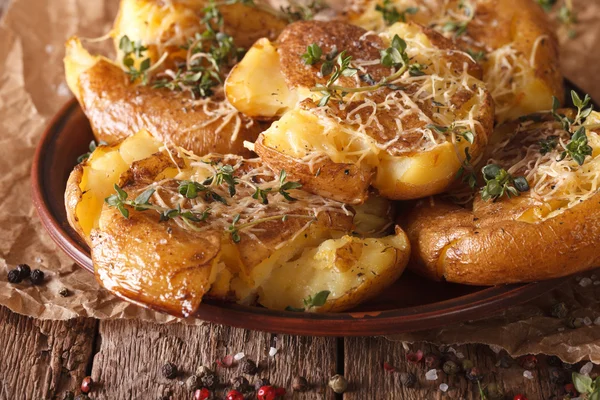 Σπιτικό συντριβή καυτές πατάτες με θυμάρι και τυρί γκρο πλαν. ΧΟΡΟΙ — Φωτογραφία Αρχείου