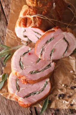 Baharatlı domuz rostosu adaçayı ile masaya kapatın. Dikey