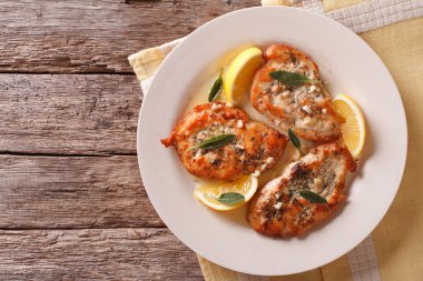 kızarmış tavuk biftek yatay üst adaçayı, sarımsak ve tereyağı ile