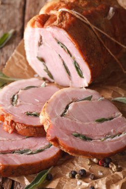 Baharatlı Fırında domuz adaçayı ile doldurulmuş masanın üzerine kapatın. Vertic