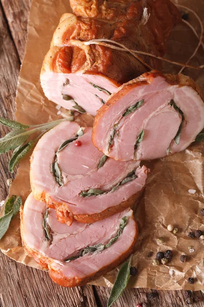 Baharatlı domuz rostosu adaçayı ile masaya kapatın. Dikey