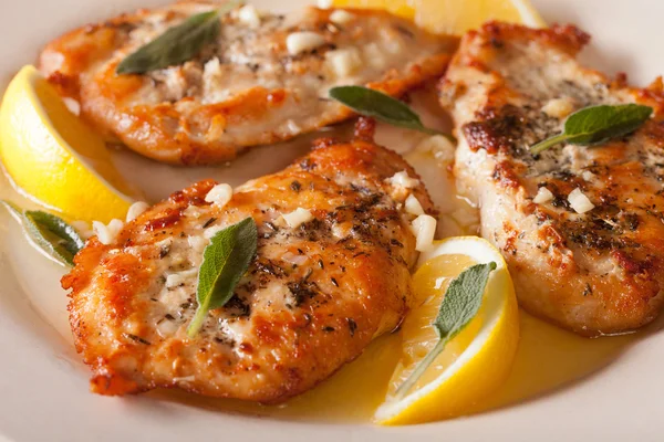 Fried chicken steaks with sage, garlic and butter macro. Horizon — Stock Photo, Image