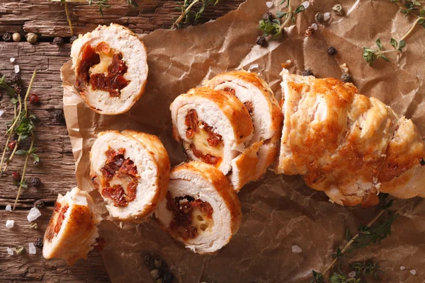 Chicken roll with cheese and sundried tomatoes close-up. Horizon — Stock Photo, Image