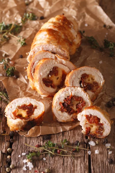 Chicken fillet with cheese and sundried tomatoes close-up. verti — Stock Photo, Image