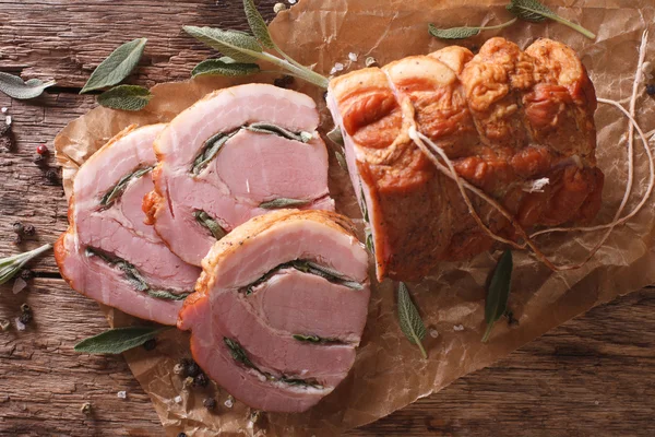 Adaçayı ile doldurulmuş domuz eti pişmiş rulo masada kapatın. Hori