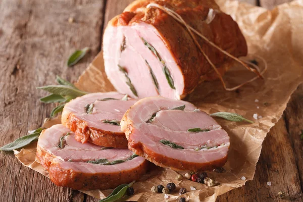 Mit Salbei gefülltes Schweinefleisch aus nächster Nähe auf dem Tisch. horizontal — Stockfoto