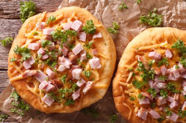 langos derin kızarmış peynir ve jambon yakın çekim ile. Yatay üst v