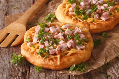 Jambon ve peynir masada ile Macar krep langos. Hori