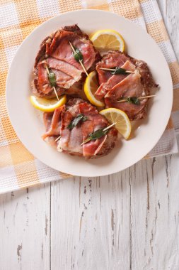 İtalyan mutfağı: sığır saltimbocca limon ile yakın çekim. Dikey 