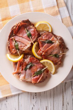 Adaçayı, jambon ve limon yakın çekim ile İtalyan sığır Saltimbocca. Vert