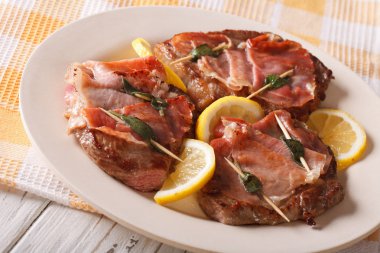 Adaçayı, jambon ve limon ile İtalyan Saltimbocca Dana. Yatay