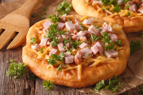 Langos djupa stekt med ost och skinka närbild. Horisontella — Stockfoto