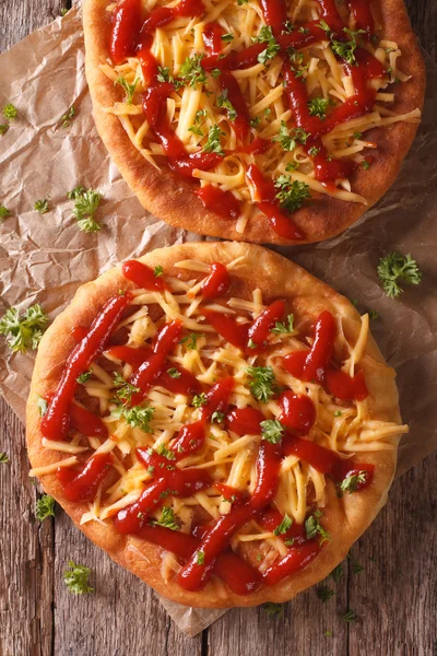 Välsmakande langos med ost och ketchup närbild. Vertikala ovanifrån — Stockfoto