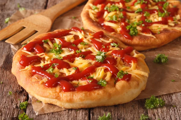 Comida húngara: langos con queso y ketchup de cerca. Horizonte — Foto de Stock