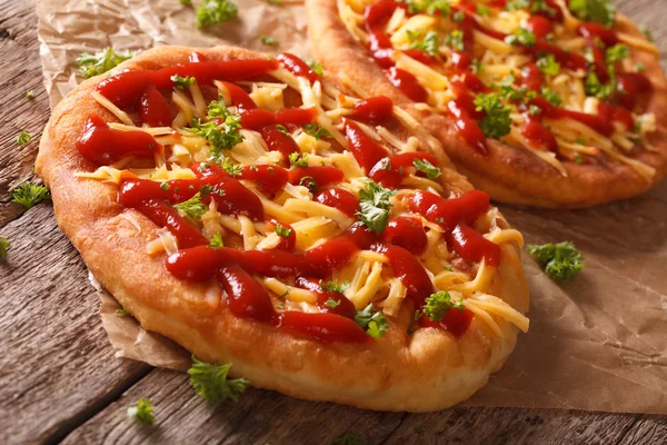 Langos saborosos com queijo e ketchup close-up. horizontal — Fotografia de Stock