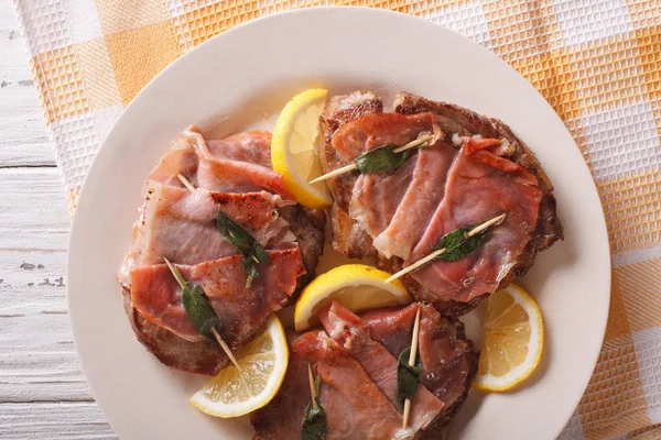 Dania kuchni włoskiej: saltimbocca wołowiny z cytryny z bliska. pozio — Zdjęcie stockowe