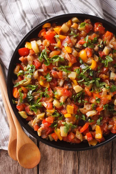 Pistou: Auberginen, Paprika, Tomaten, Zucchini, Zwiebeln aus nächster Nähe. v — Stockfoto