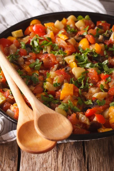 Legumes cozidos no vapor: berinjela, pimentas, tomates, abobrinha, cebola — Fotografia de Stock