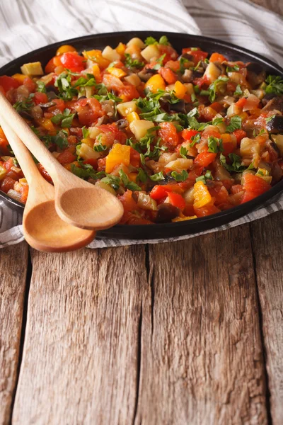 Pistou: aubergine, paprika, tomaten, courgette, UI close-up. V — Stockfoto