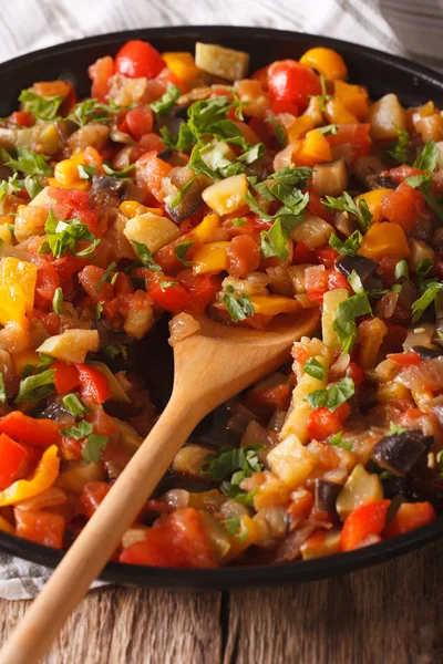 Cocina española: guiso de verduras Pisto manchego macro en un plato . — Foto de Stock