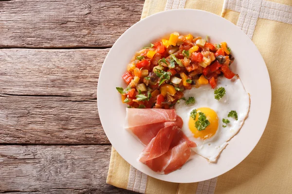 Healthy breakfast: fried egg, jamon and vegetable stew close-up. — Stock Photo, Image