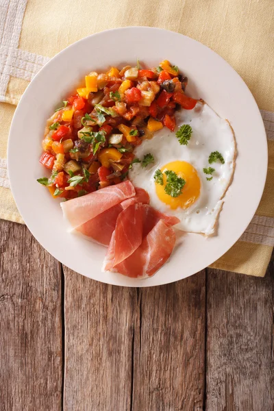 İspanyol yemeği: kızarmış yumurta, jambon ve sebze Pisto portre. Verti — Stok fotoğraf