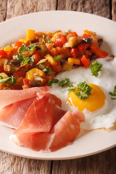 Comida española: huevo frito, jamón y verduras Pisto primer plano. Verti. — Foto de Stock