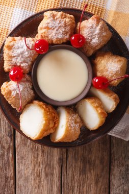 Tatlı Leche frita yoğunlaştırılmış süt ve kiraz closeup ile. Ve