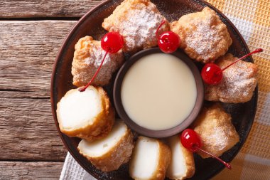 Tatlı Leche frita yoğunlaştırılmış süt ve kiraz closeup ile. Ho