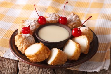 Leche frita ve yoğunlaştırılmış süt, kiraz yakın çekim ile dekore edilmiş